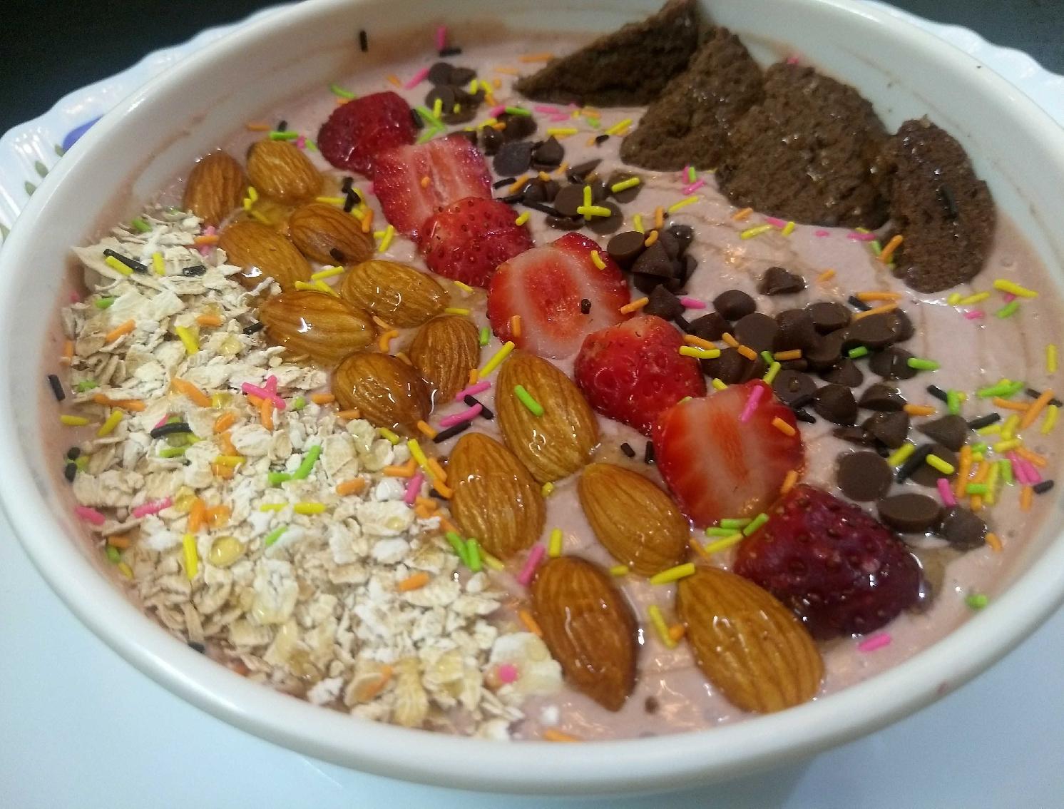 Cookie Strawberry And Oats Smoothie Bowl