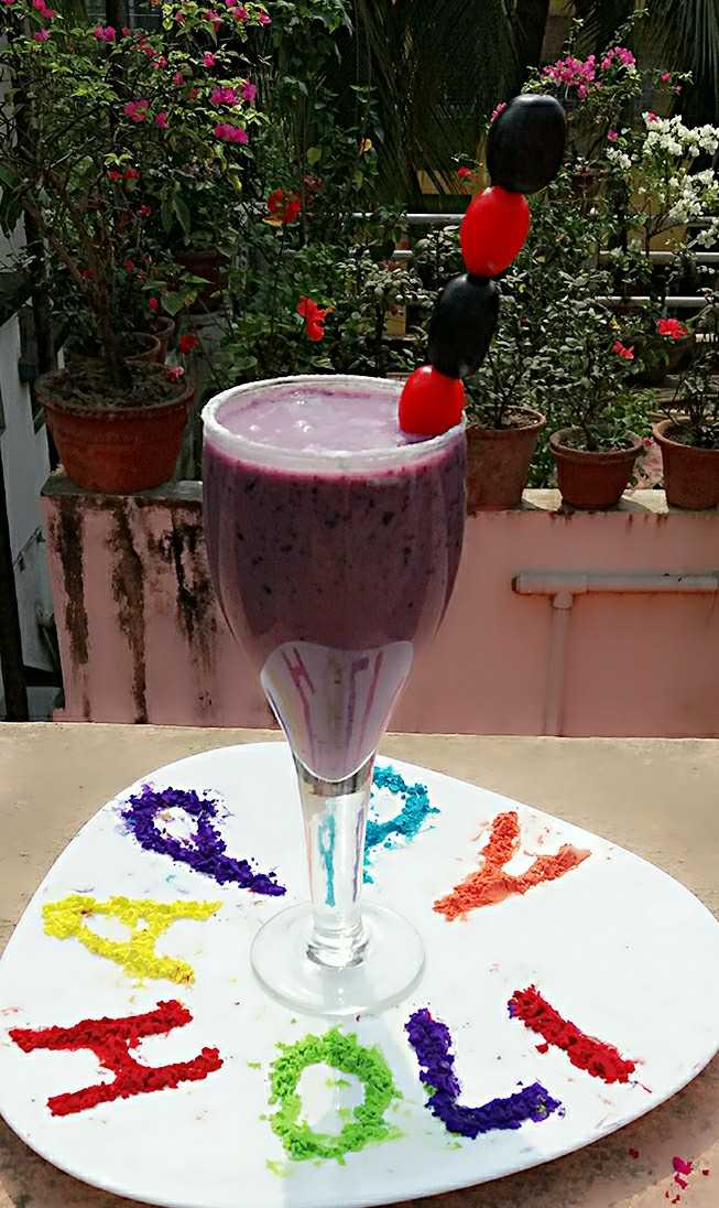 BLACK GRAPES AND CURD SMOOTHIE