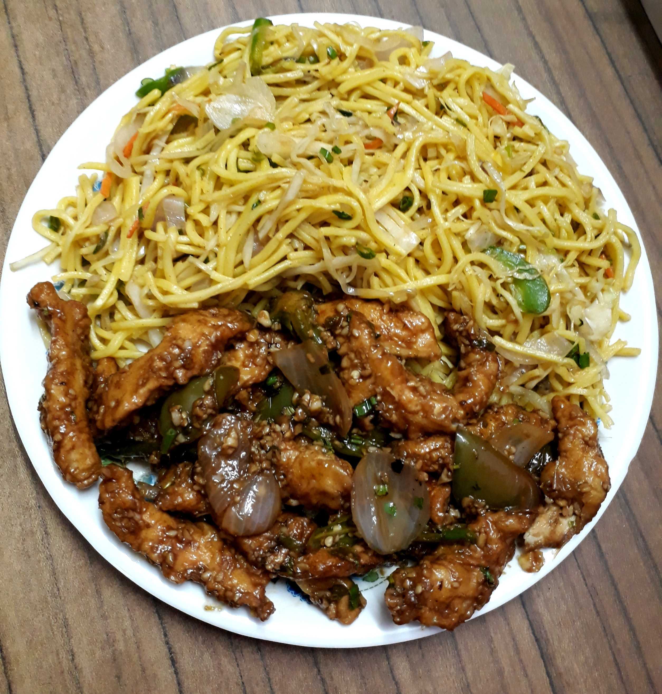 Dry Chilli Chicken With Hakka Noodles