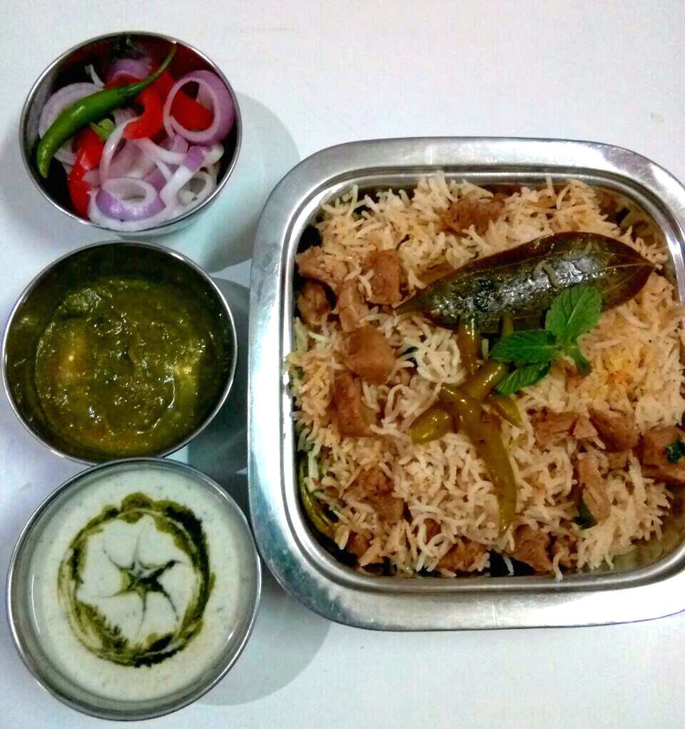 Soya Granules Pulao, Mint Raita And Chutney 