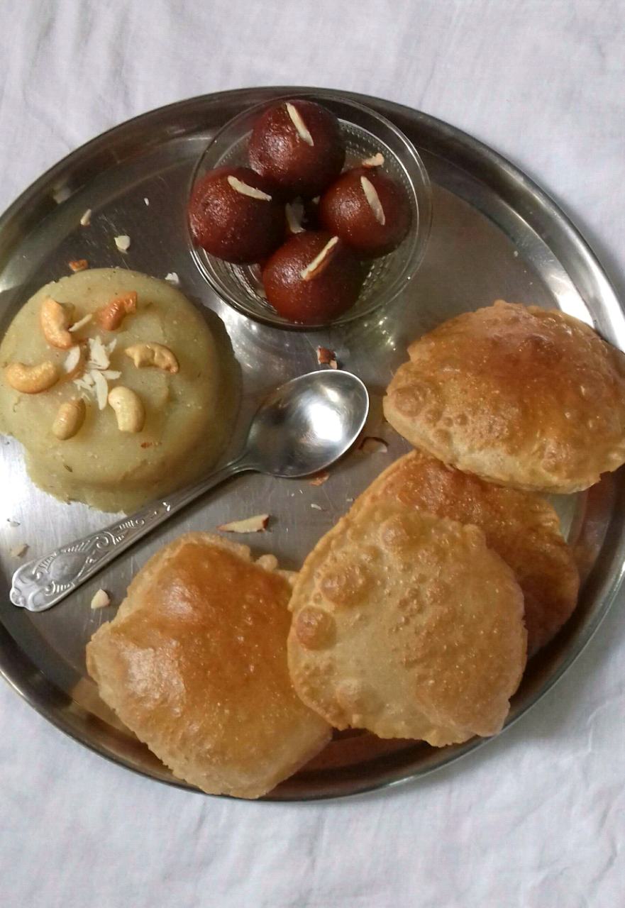 Gulab jamun, Suji -dudh Halwa, Puri