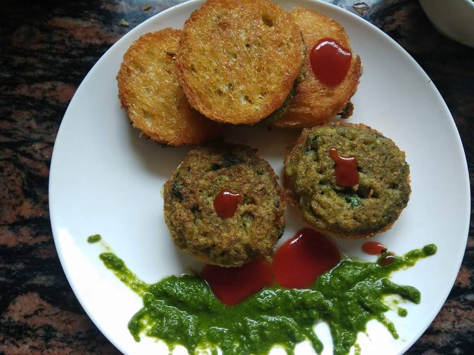 Hari moong daal with bread vada