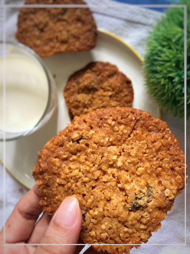 Thin and crispy oatmeal cookies