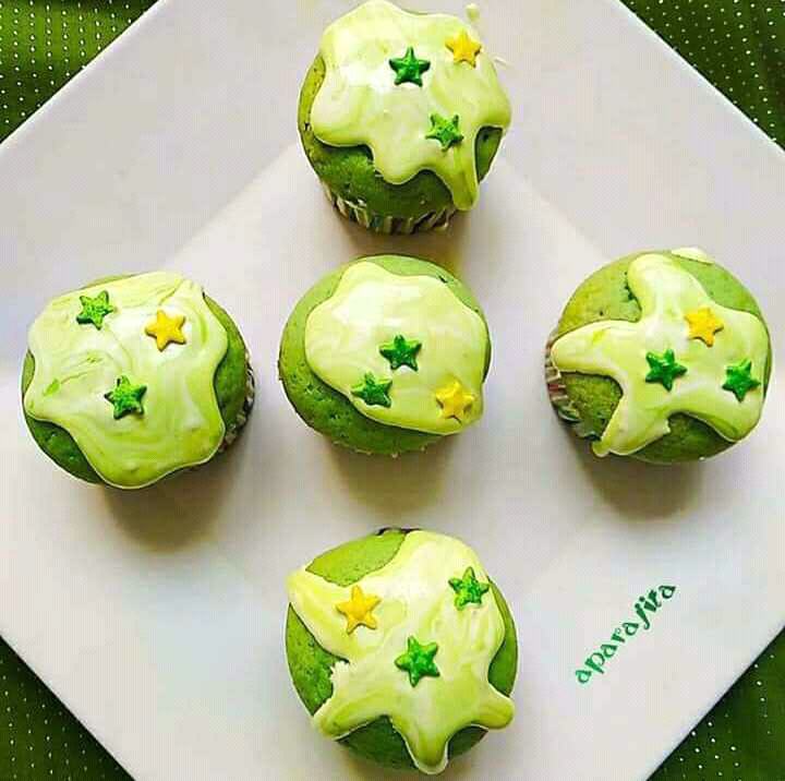 SPINACH CUP CAKES WITH WHITE CHOCOLATE GANACHE FROSTING