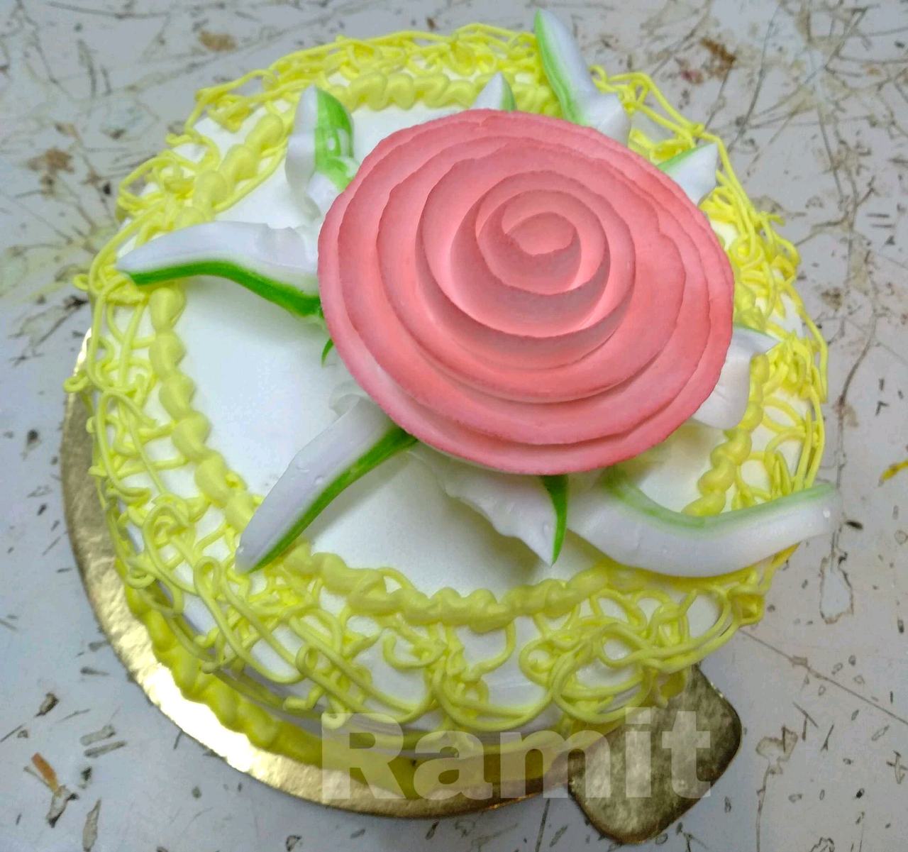 Vanilla Maggi Icing Cake