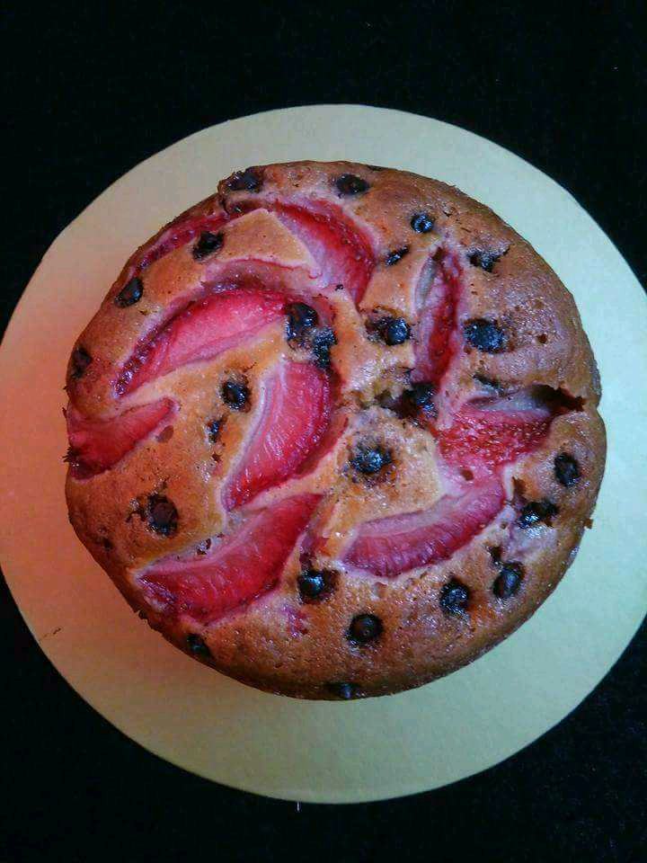 Strawberry And Chocolate Chips Cake