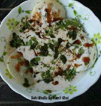 "Steamed Diet Dahi Bhallee"...Traditionally dahi vada is prepared by frying in oil, soaking fried dahi vada in water removes excess oil but still it's fatty, so here is for you my steamed diet dahi vada with no oil, zero calorie, needed just for greecing the mould, perhaps good for health, made with innovation,my style,my version,made in microwave in just few easy steps,may be of ur choice.