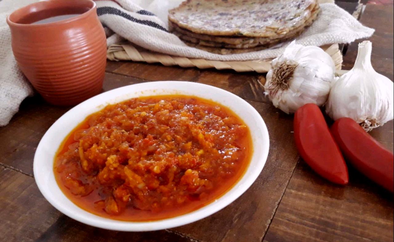 Jhan-jhanit Varhadi Thecha | Maharashtraian Red Chilli Garlic Chutney