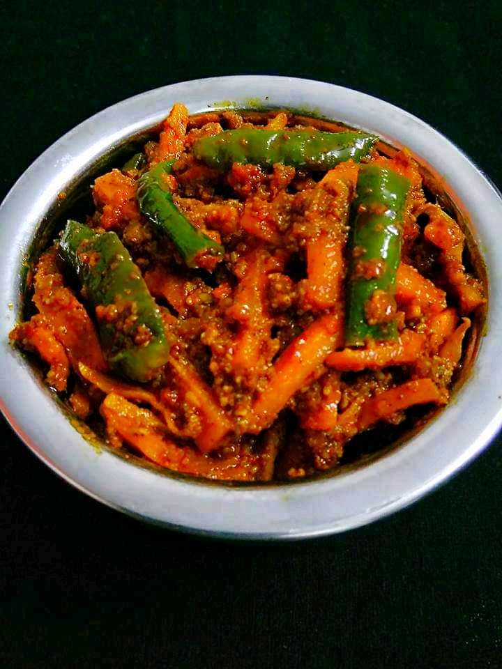 Gajar Mirchi Instant Achaar (Carrot And Green Chilly Instant Pickle)
