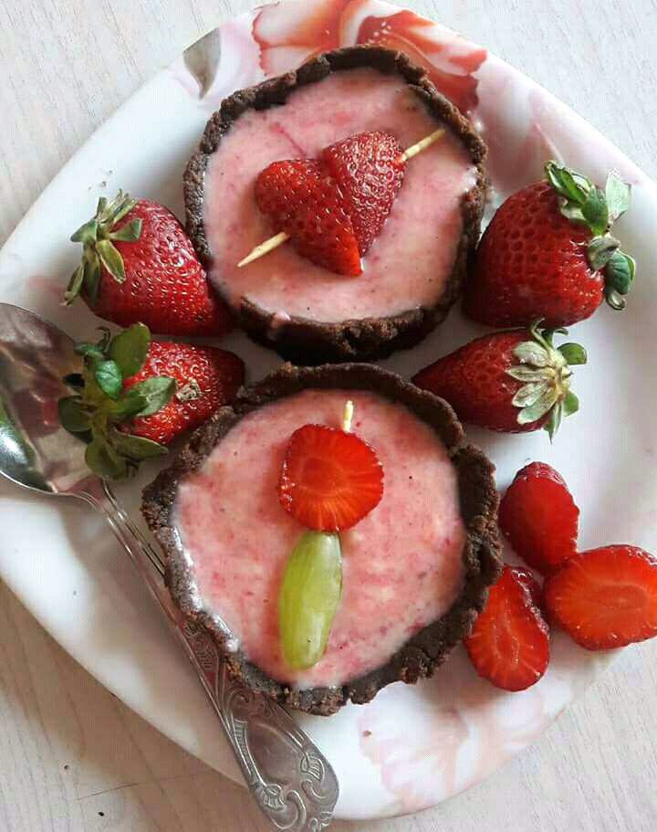 Strawberry Rabdi In Chocolate Cake Bowl