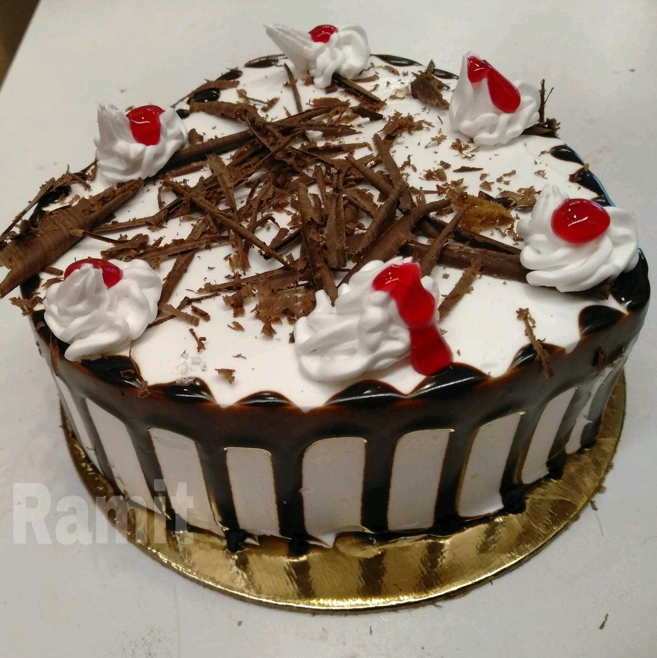  Eggless BlackForest (Heart Shaped Cake Without Sides Comb, Go Through The Picture)