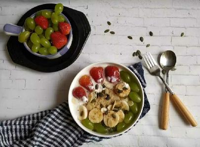 Quinoa and greek yogurt breakfast bowl