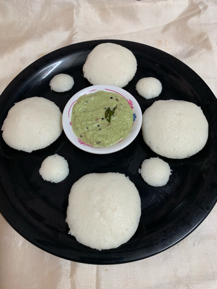 idli with coriander chutney 