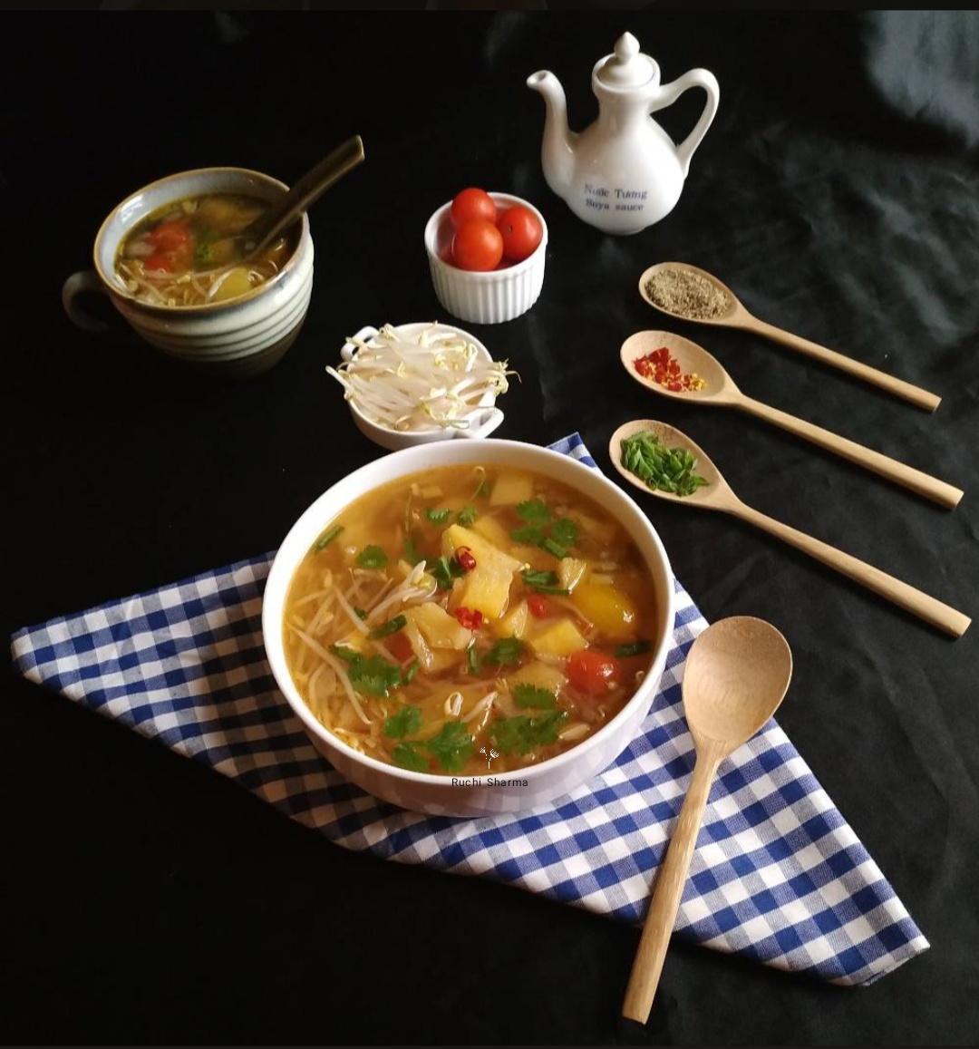 Pineapple and bean sprouts soup