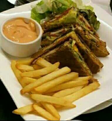 Palak Cabbage Sandwich With Fries